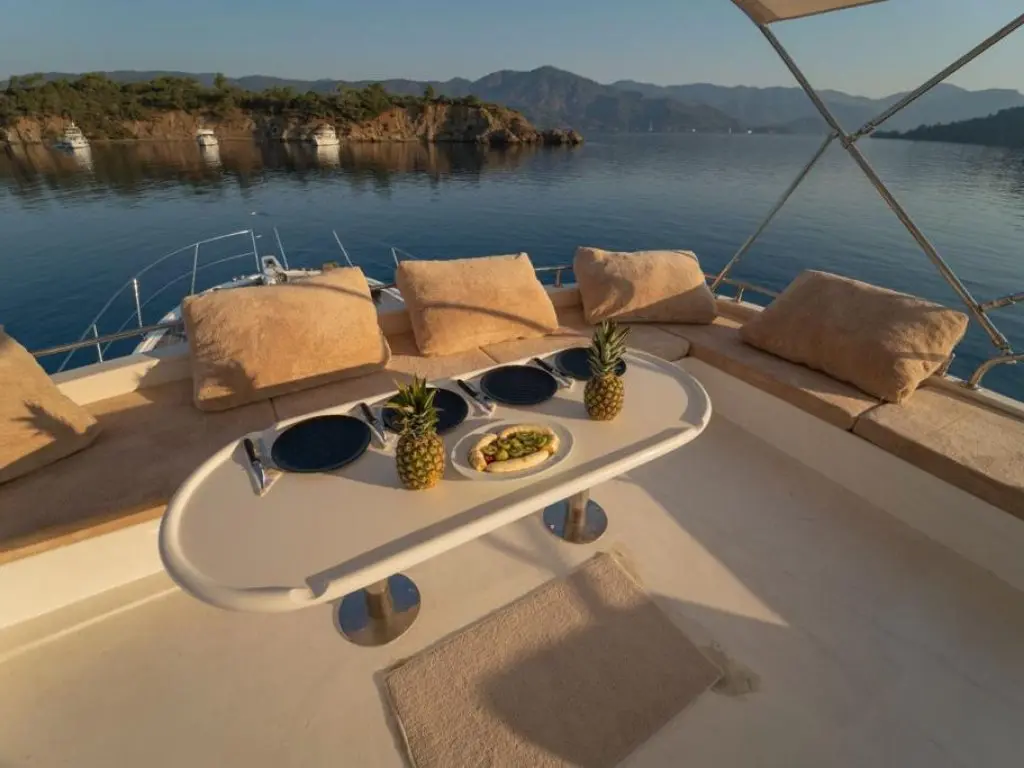 Quenn Bee Motoryacht