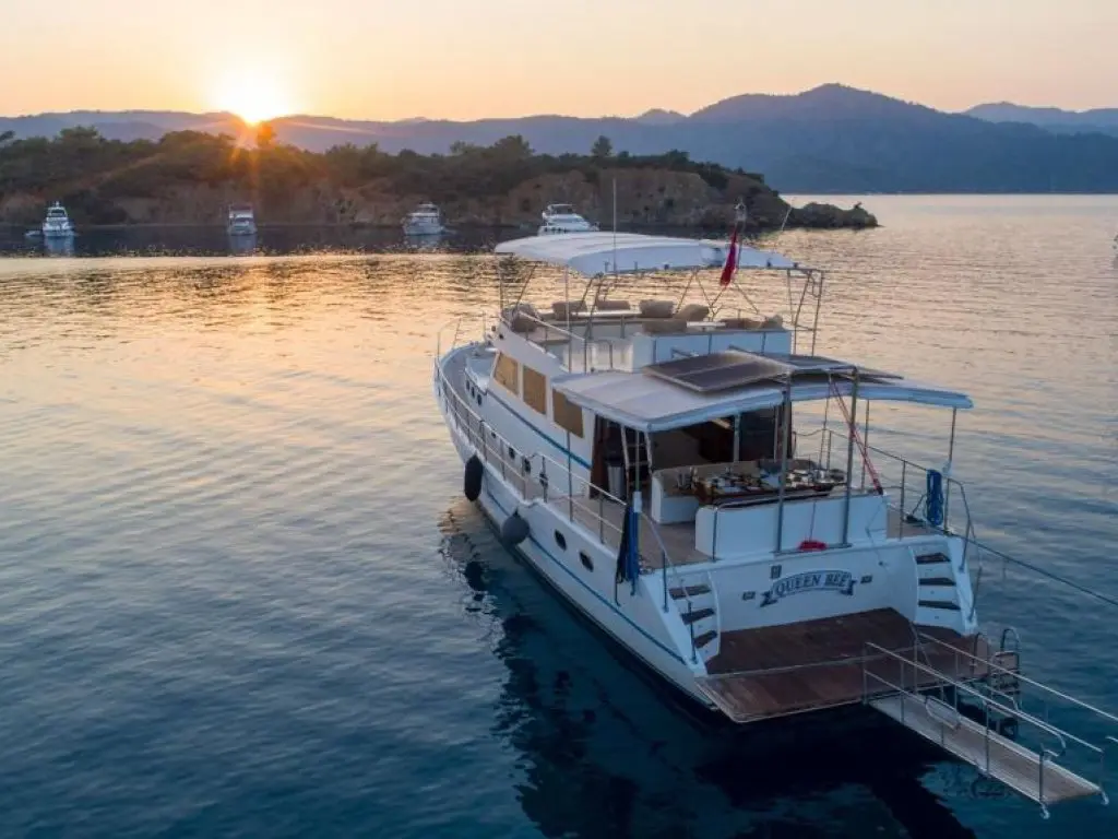 Quenn Bee Motoryacht
