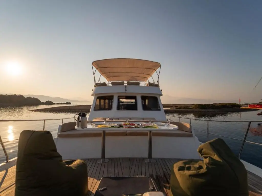 Quenn Bee Motoryacht