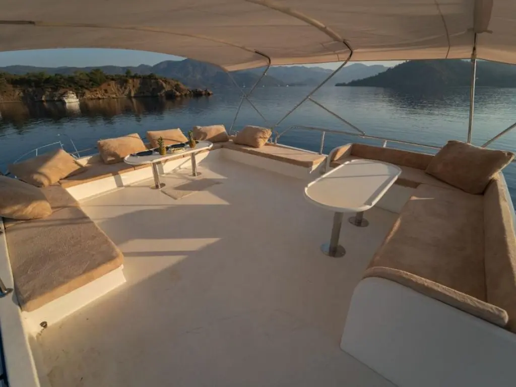 Quenn Bee Motoryacht