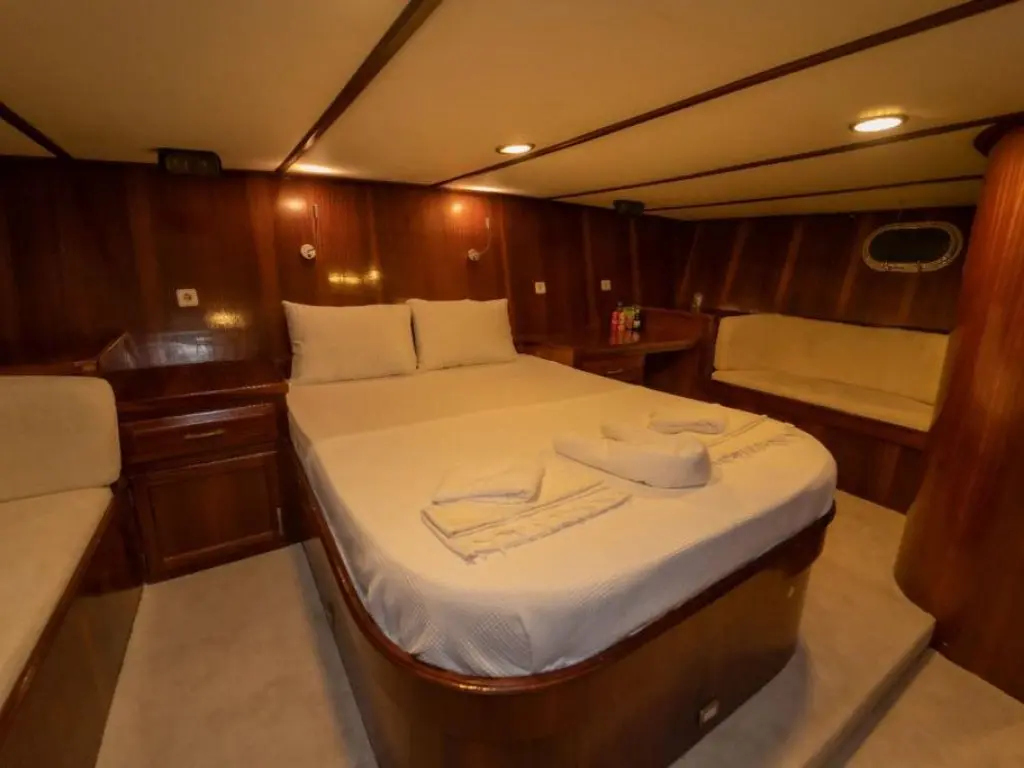 Quenn Bee Motoryacht