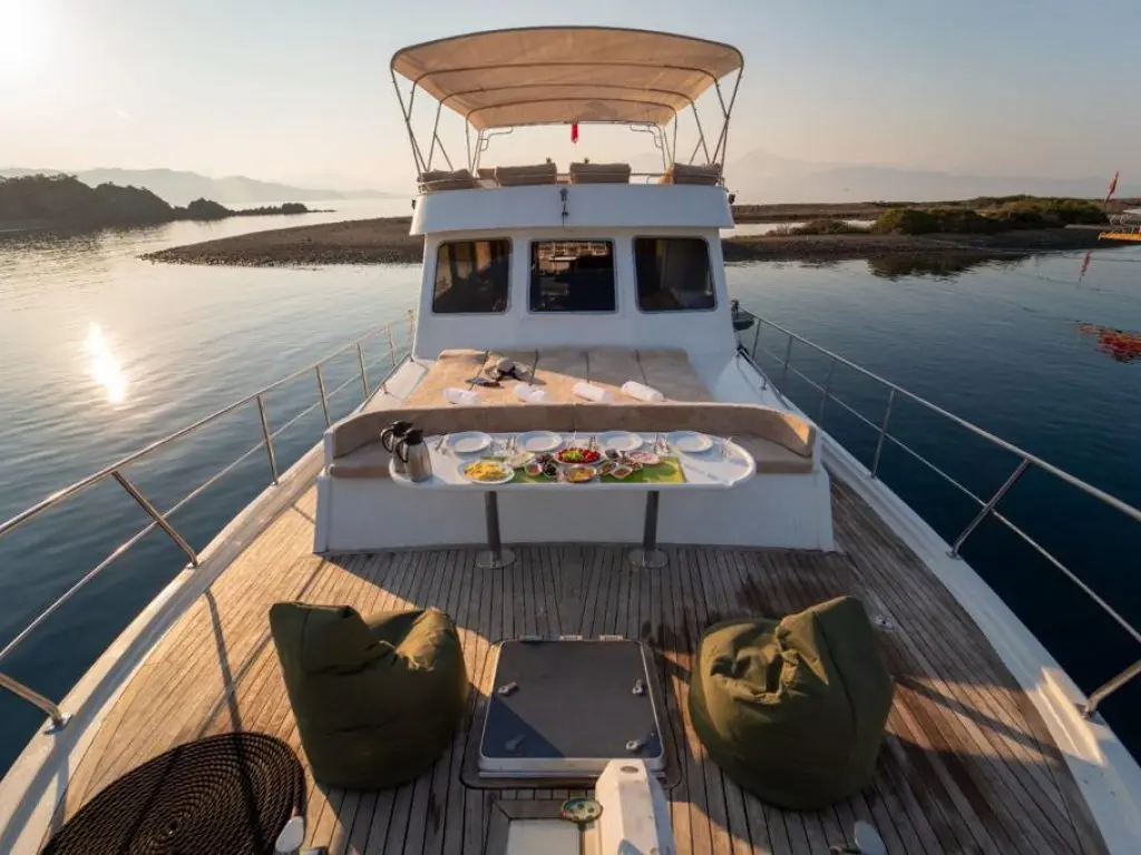 Quenn Bee Motoryacht