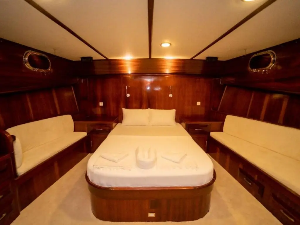 Quenn Bee Motoryacht