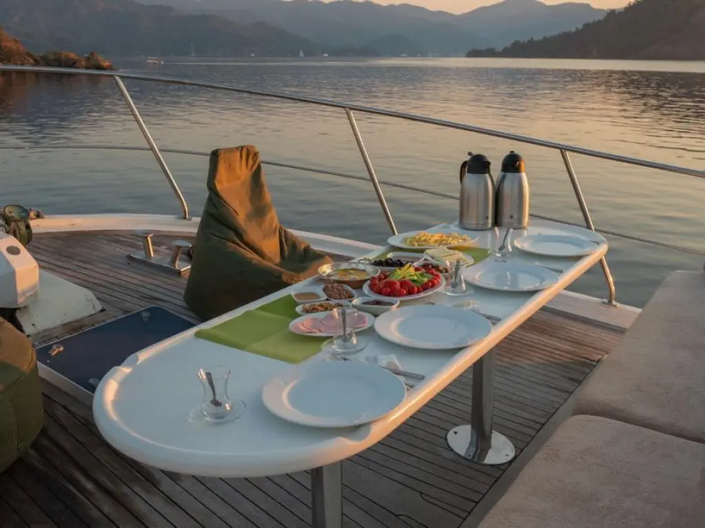 Quenn Bee Motoryacht