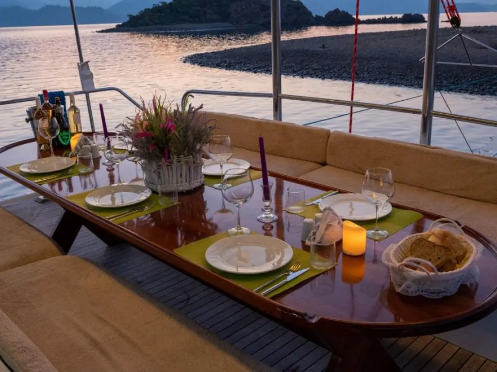 Quenn Bee Motoryacht